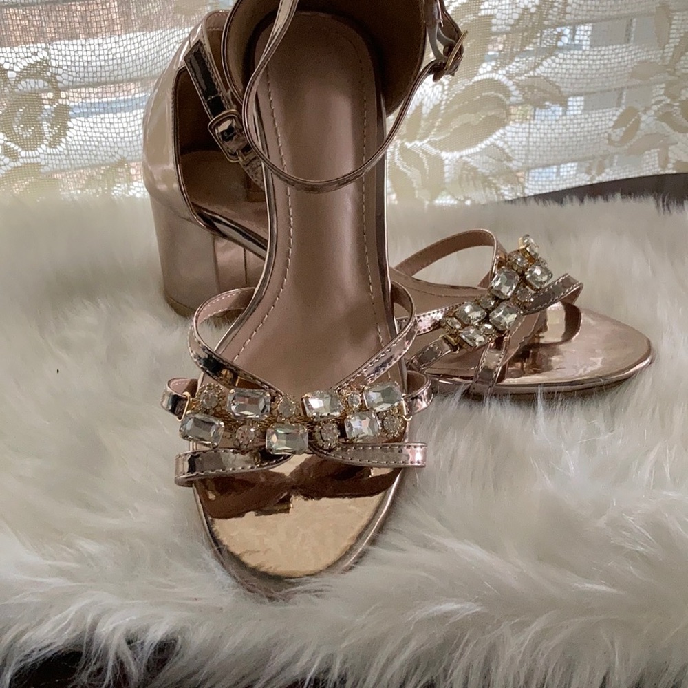 Women’s new size 7 rhinestone sandal